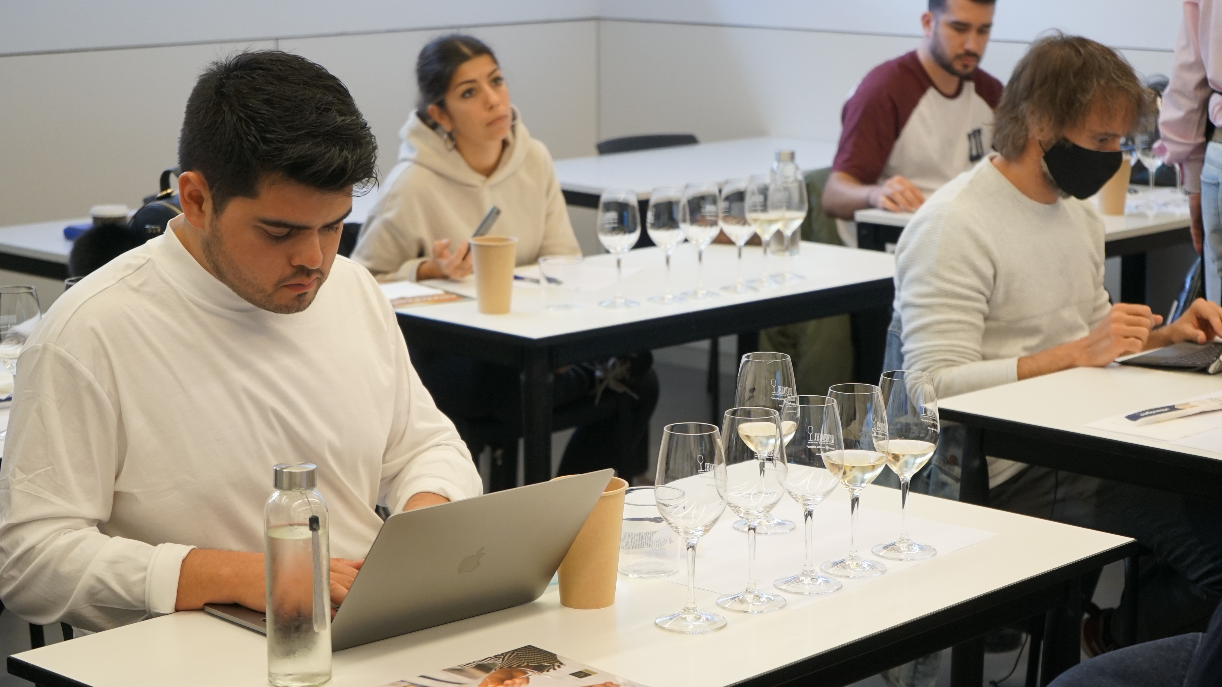 Fotografía de: Clase sobre el champagne en el Diploma Superior de Sommelier | CETT